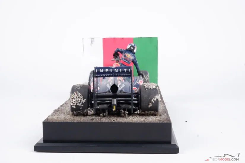 Diorama Red Bull RB7 - Sebastian Vettel nehoda 2011 Suzuka, 1:18