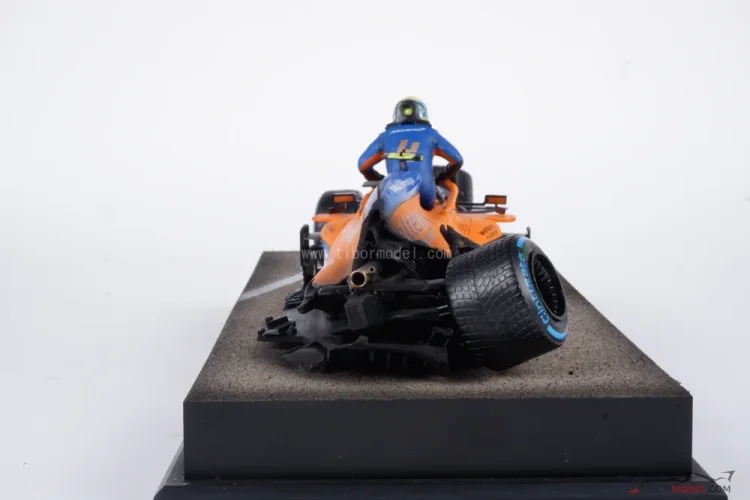 Diorama McLaren MCL35M  - Lando Norris nehoda 2021 Belgicko, 1:18