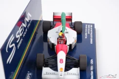 McLaren Ford MP4/8 - Ayrton Senna (1993), Víťaz Austrália, špinavá verzia, s vlajkou, 1:43 Minichamps
