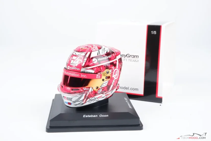Esteban Ocon 2025 VC Japonska mini přilba, Haas F1 Team, 1:5 Spark