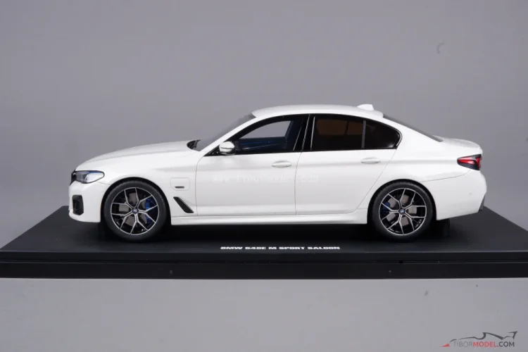 Model car BMW 545E xDrive white, 1:18 GT Spirit | Tibormodel.com