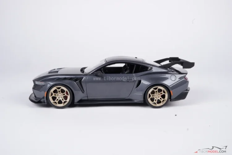 Ford Mustang GTD (2025) šedý, 1:18 Maisto