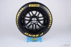 Pirelli P Zero gumiabrons 2026, közepes keverék, 1:2 méretarány