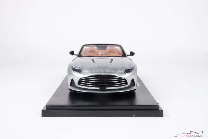 Aston Martin DB12 Volante (2023) stříbrný, 1:18 GT Spirit