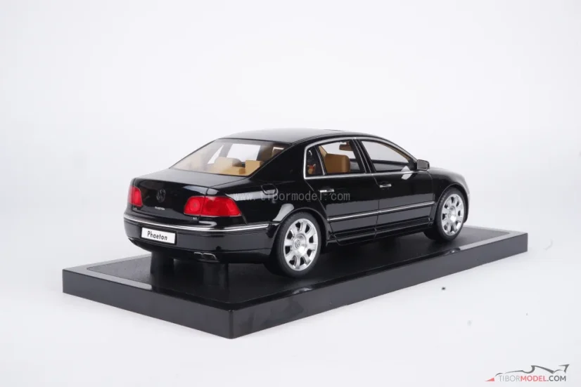 Volkswagen Phaeton W12 (2005) čierny, 1:18 Ottomobile