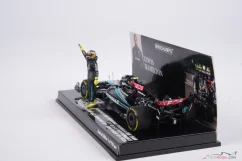 Mercedes W15 - Lewis Hamilton (2024), Posledné preteky za Mercedes, VC Abu Dhabi, s figúrkou pilota, 1:43 Minichamps