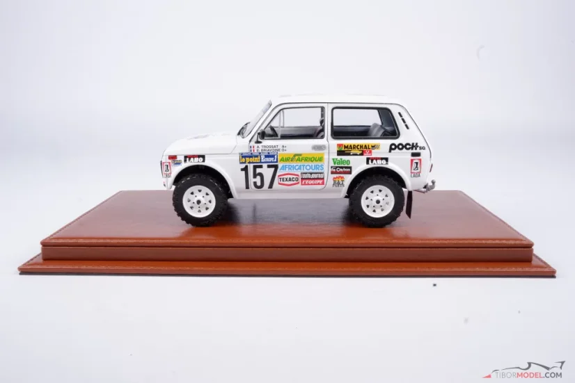 Vitrin barna bőr talapzattal (Mulhouse), 1:18 Atlantic