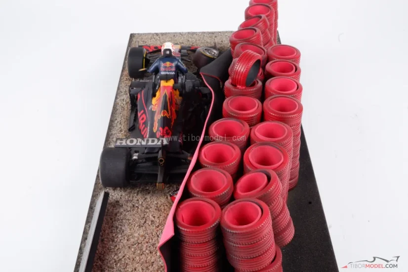 Diorama Red Bull RB16b - Max Verstappen nehoda 2021 Silverstone, 1:18