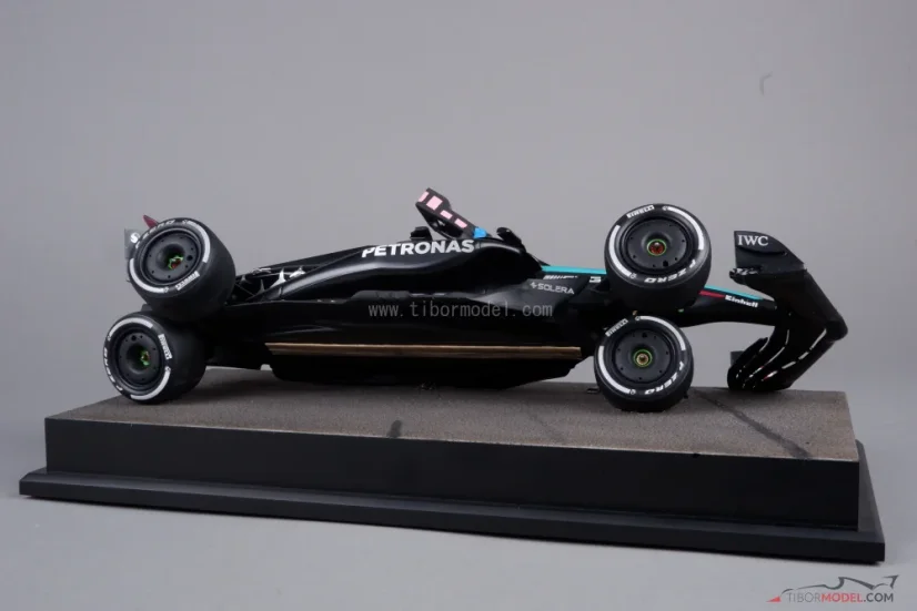 Diorama Mercedes W15 - George Russell nehoda 2024 Austrálie, 1:18
