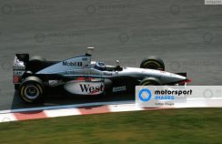 McLaren Mercedes MP4/12  - Mika Häkkinen (1997), 4. helyezett Japán pilótafigurával 1:18 GP Replicas