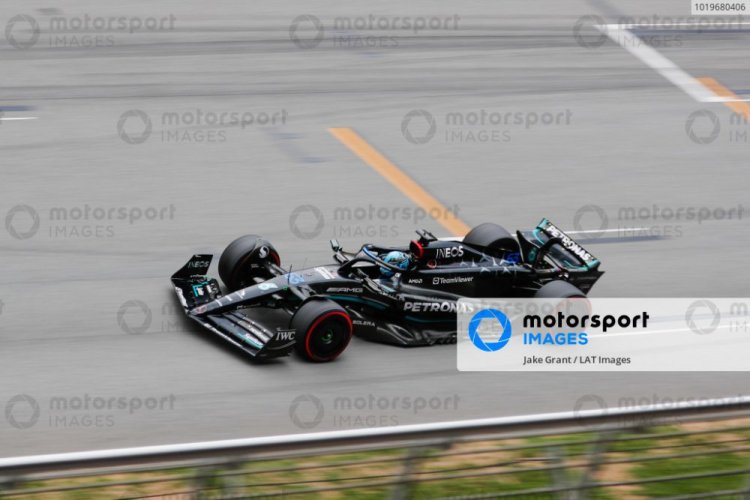 Mercedes W14 - George Russell (2023), 3. místo Španělsko, 1:43 Minichamps