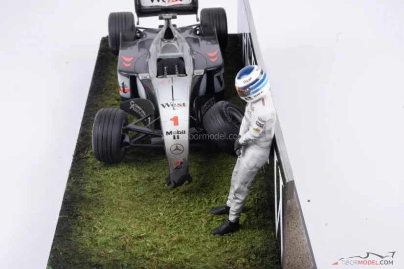 Diorama McLaren MP4/14 - M. Häkkinen nehoda 1999 Imola, 1:18