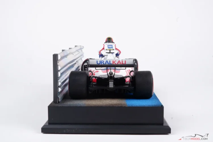 Diorama Haas VF-21 - Mick Schumacher crash 2021 France, 1:18