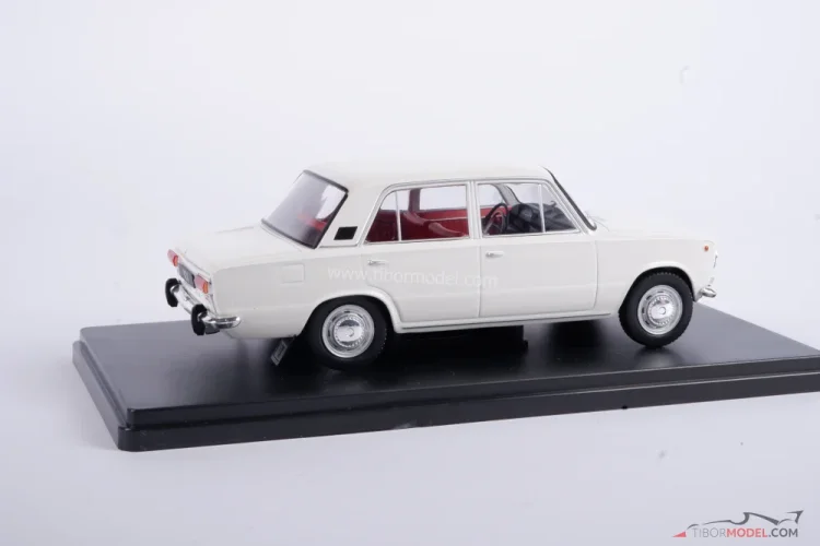 Fiat 124 (1970) white, 1:24 Whitebox