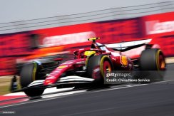 Ferrari SF-25 - Lewis Hamilton (2025), Víťaz Šprint VC Číny, s figúrkou pilota 1:18 BBR