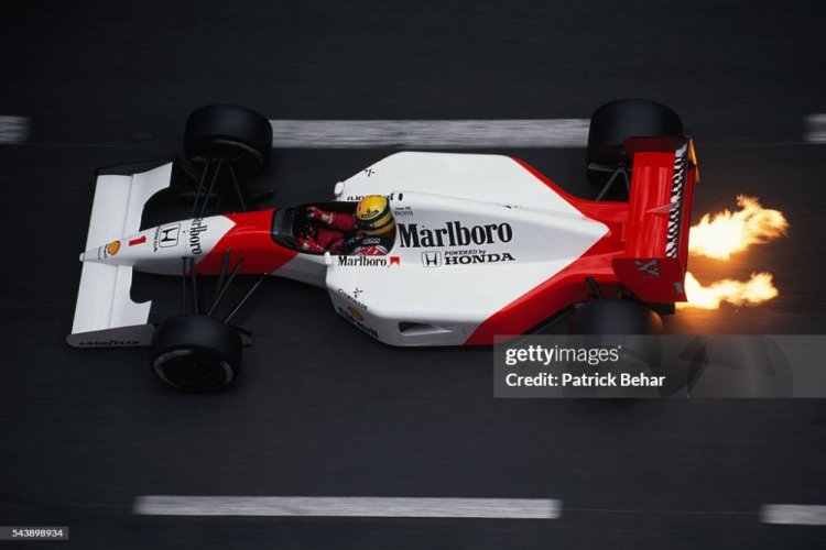 McLaren MP4/6 - Ayrton Senna (1991), Vítěz VC Monaka, s figurkou pilota, 1:12 GP Replicas