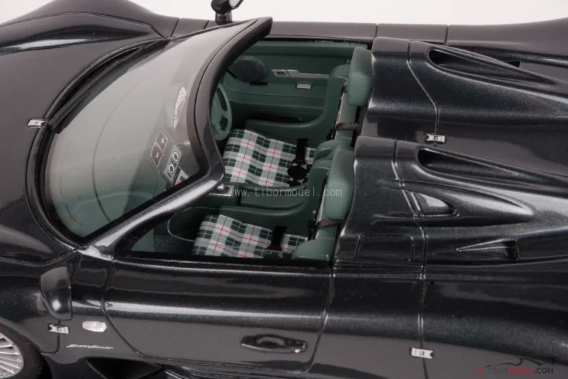 Mercedes-Benz CLK GTR roadster (1999) šedý, 1:18 GT Spirit